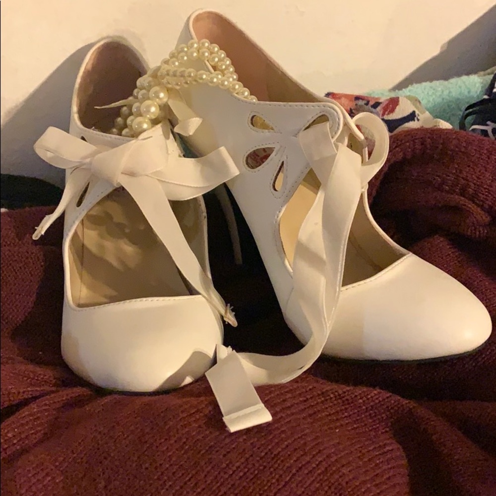 Vintage style pumps